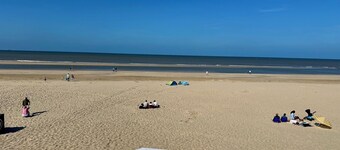 Lovely apartment with terrace and private parking, only 50 m from the beach!