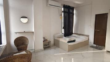 Deluxe Single Room, City View | 1 bedroom, desk, free WiFi, bed sheets