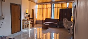 Suite Confort, vue sur la ville | Bureau, accès au Wi-Fi (inclus), literie fournie