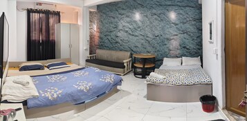 Habitación cuádruple clásica | Escritorio, wifi gratis, ropa de cama