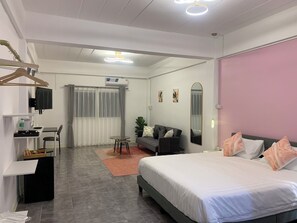 Desk, soundproofing, iron/ironing board, free WiFi - Mana restaurant and boutique hotel (Khon Kaen)
