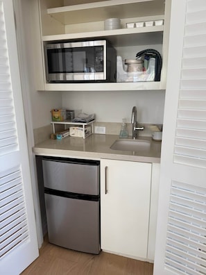Coffee/tea maker, fridge, microwave, oven