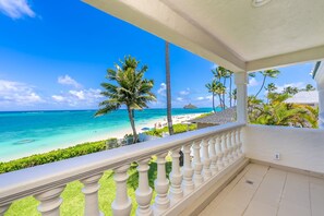 Property grounds - Lanikai Luxury 5 Bedroom Beachfront Estate - limited time OFFER (Kailua)