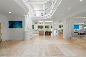 Interior - 5-star Lanikai BEACHFRONT (5 bedrooms,sleeps 13) (Kailua)
