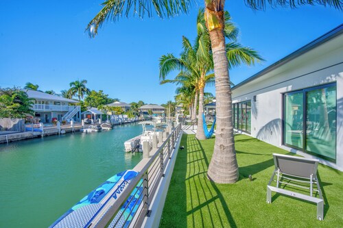 Paradise Oceanside Estate- 6 Bedrooms & 9 BR + Office + Theater Room – SLEEPS 14