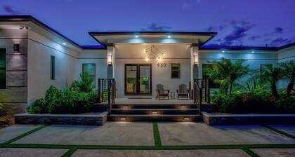 Paradise Oceanside Estate- 6 Bedrooms & 9 BR + Office + Theater Room – SLEEPS 14