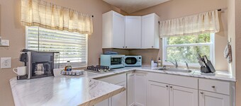 Cozy Studio Retreat Close to East TN & SC Sites