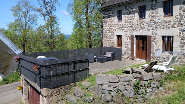 Ein Gebäude aus Stein mit einer Steinwand und einer Holztür.