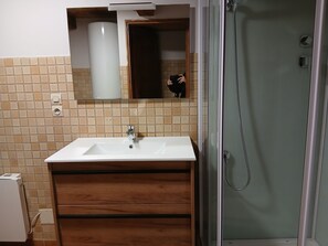 Shower, hair dryer - Gîte chez Jeantou in Montgreleix (Montgreleix)