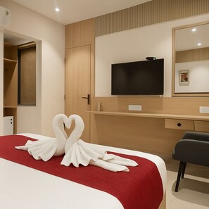 Superior Room | Travel cot, free WiFi, bed sheets - Hotel Vyom (sunderpur)