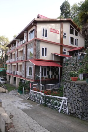 Front of property - The Majestic Cedar (Kasauli)