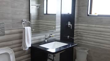Deluxe Single Room | Bilik Mandi | Pancuran mandi, pengering rambut, selipar, tuala disediakan