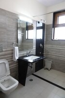 Quarto solteiro luxo | Banheiro | Chuveiro, secador de cabelo, chinelos, toalhas de banho