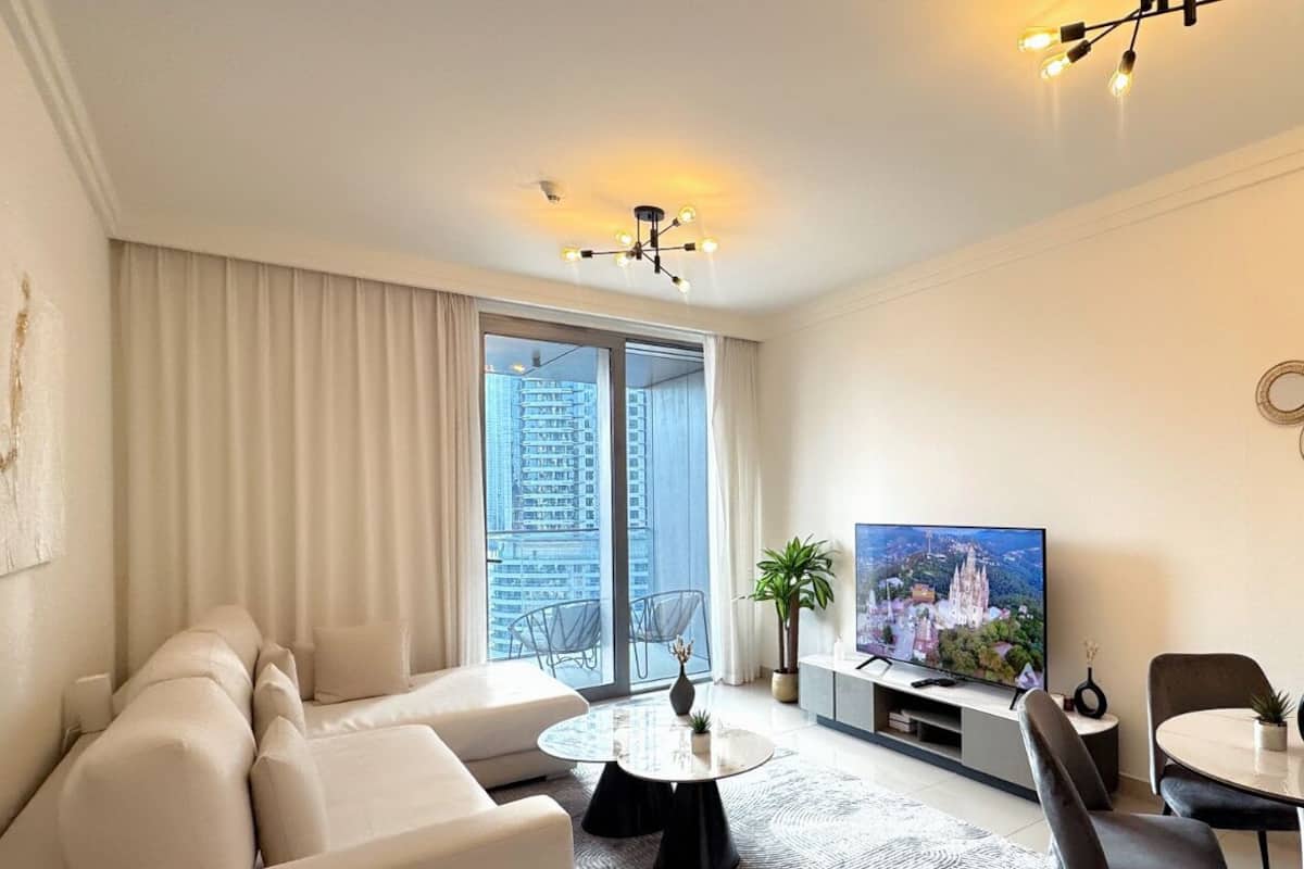 1-Bedroom Apartment with Downtown View | 起居區 | 平面電視
