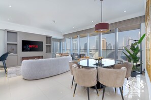 2-Bedroom Apartment with Panoramic Burj Khalifa and Fountain View | 客室内のダイニングエリア