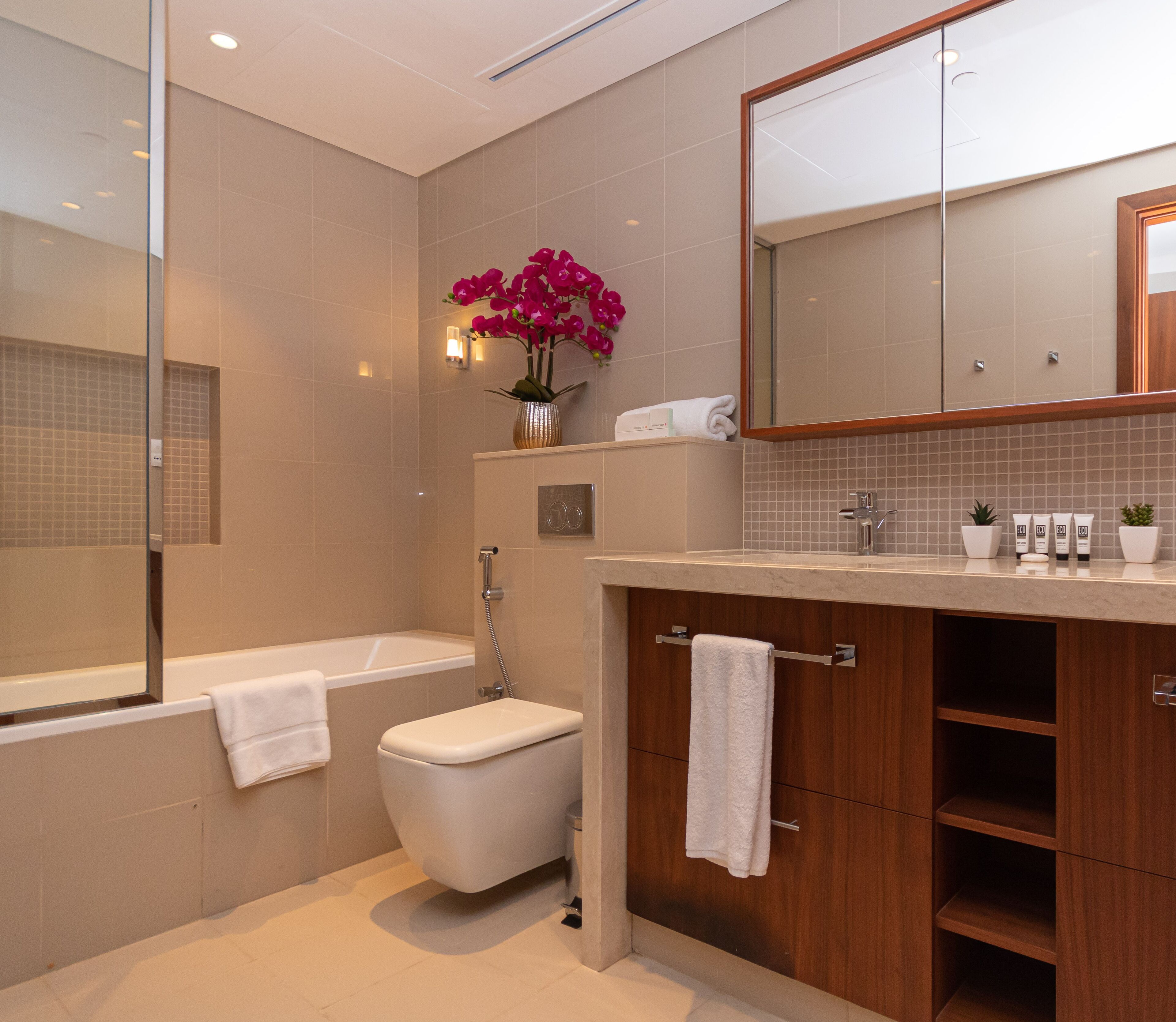 Un bagno moderno con vasca, servizi igienici e lavabo.