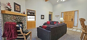 テレビ、暖炉、卓球台