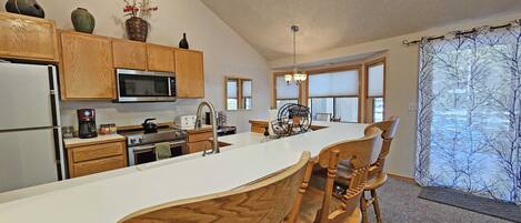 Kylskåp, mikrovågsugn, ugn och spishäll