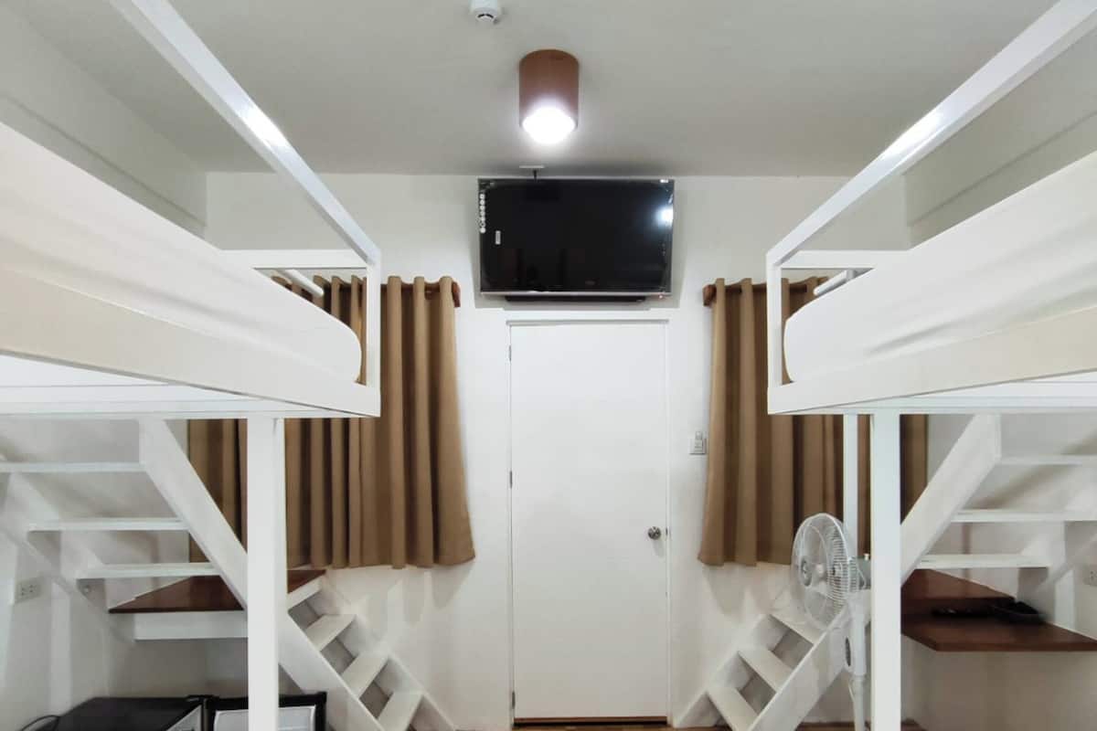 特色開放式客房, 陽台, 花園景觀 | 起居區 | 42-吋智慧型電視，提供衛星頻道