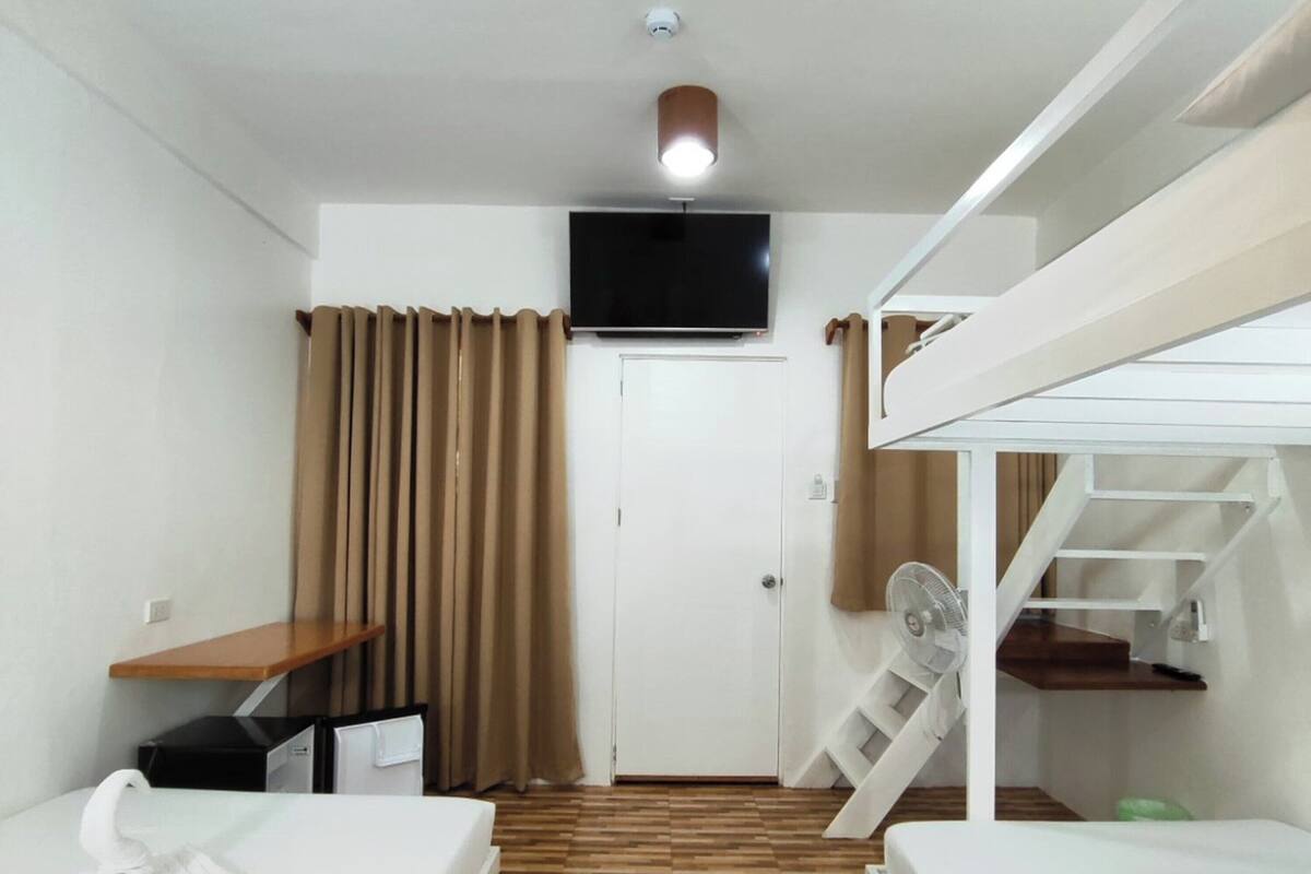 家庭開放式客房, 多張床, 陽台, 花園景觀 | 起居區 | 42-吋智慧型電視，提供衛星頻道