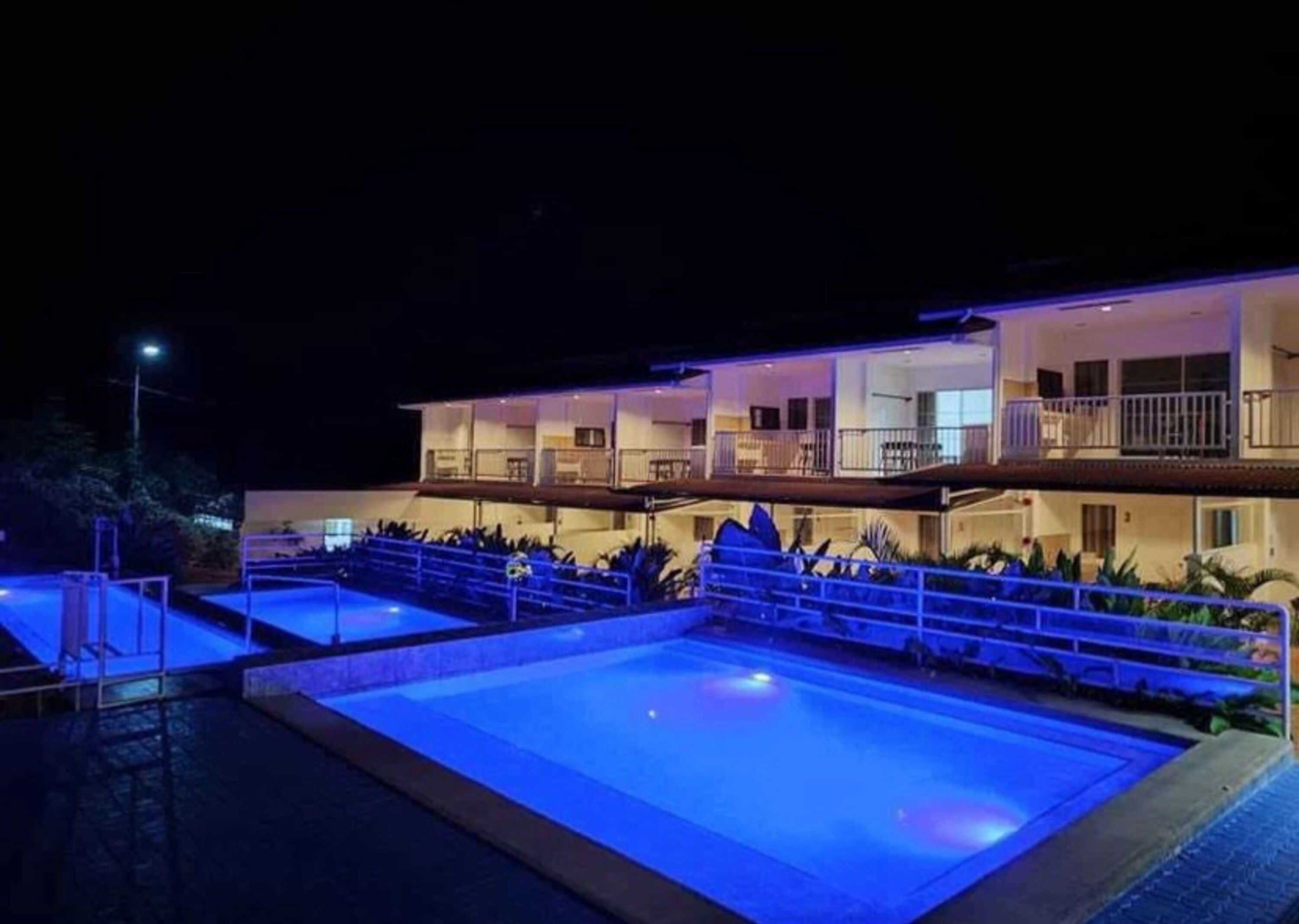 3 albercas al aire libre 