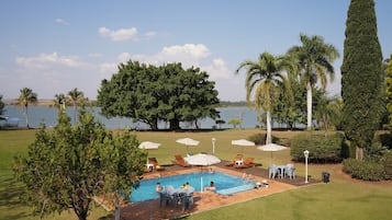 حمّام سباحة خارجي