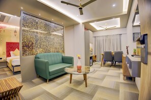 Suite de luxe, balcó | 1 dormitori, caixa forta a l'habitació i wifi gratuïta