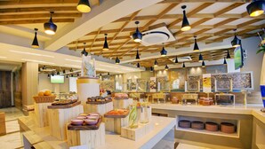 Un espace buffet avec des comptoirs en bois et une grande variété de plats.