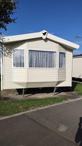 Spacious 6 berth caravan with decking. Indoor Heated pool on site!!