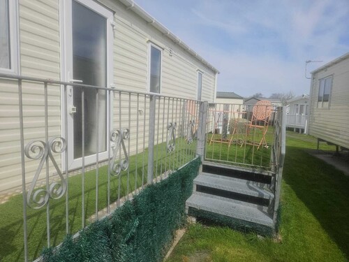 Spacious 6 berth caravan with decking. Indoor Heated pool on site!!