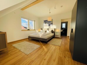 5 slaapkamers, een strijkplank/strijkijzer, reisbedje, gratis wifi