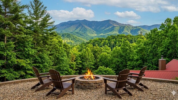 Un foyer extérieur entouré de quatre chaises Adirondack, situé dans une zone boisée avec des montagnes en arrière-plan.