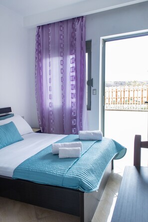 1 bedroom, bed sheets