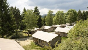 A row of tents with a view of the surrounding forest and hills. - Terrace Apartment With Forest (Manhay)