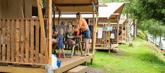 อพาร์ตเมนต์พร้อมระเบียงและป่า