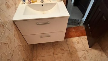 Regadera, bidet, toallas, jabón
