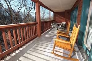 Outdoor dining - Dream Chaser (Pigeon Forge)