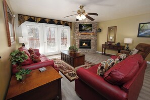 TV, fireplace - Dream Chaser (Pigeon Forge)