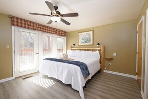 2 bedrooms, Internet, bed sheets - Dream Chaser: Minutes from Dollywood & Downtown (Pigeon Forge)