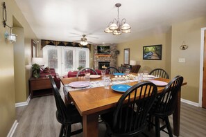 Dining - Dream Chaser: Minutes from Dollywood & Downtown (Pigeon Forge)