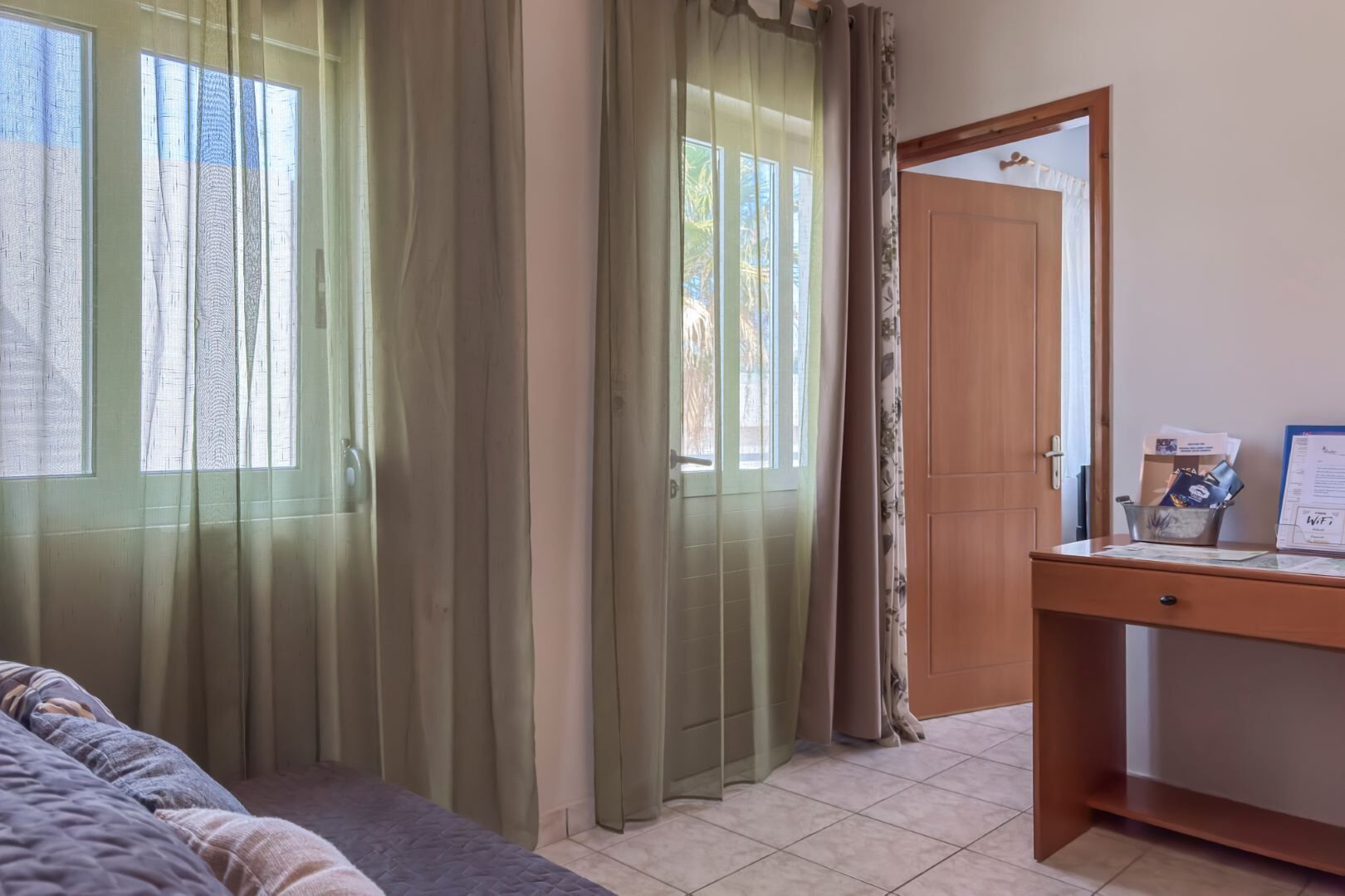 1 habitación, sistema de insonorización y tabla de planchar con plancha 