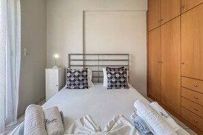 1 habitación, sistema de insonorización y tabla de planchar con plancha 