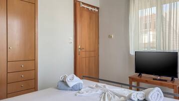 Basic-Apartment, 1 Queen-Bett und Schlafsofa, Balkon, Strandnähe | 1 Schlafzimmer, schallisolierte Zimmer, Bügeleisen/Bügelbrett