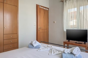 1 habitación, sistema de insonorización y tabla de planchar con plancha 