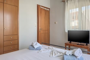 1 habitación, sistema de insonorización y tabla de planchar con plancha