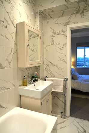 Apartment | Bathroom - Large 1 Bedroom Apartment - Chelsea (London)