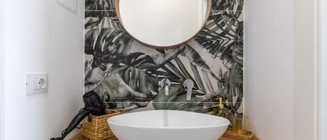 Dusj, hårføner, håndklær og såpe