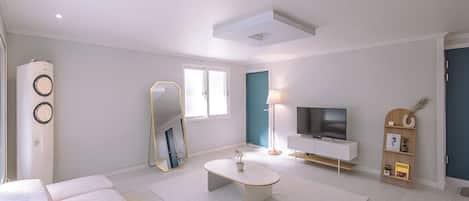 Luxury Villa (non-Korean nationals only) | Área de estar | TV de tela plana