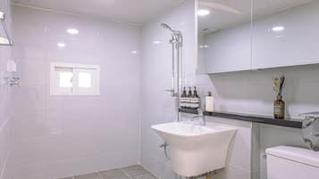 Luxury Villa (non-Korean nationals only) | Bathroom | Slippers