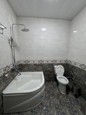 Baðker með sturtu, hárblásari, handklæði, sápa